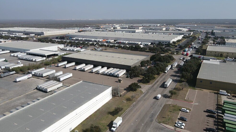 More Photos Of 8602 Killam Industrial Blvd, Laredo Industrial For Lease