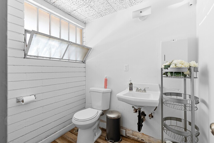 More Photos Of 2000-2010 W Lincoln Ave, Anaheim Freestanding For Sale