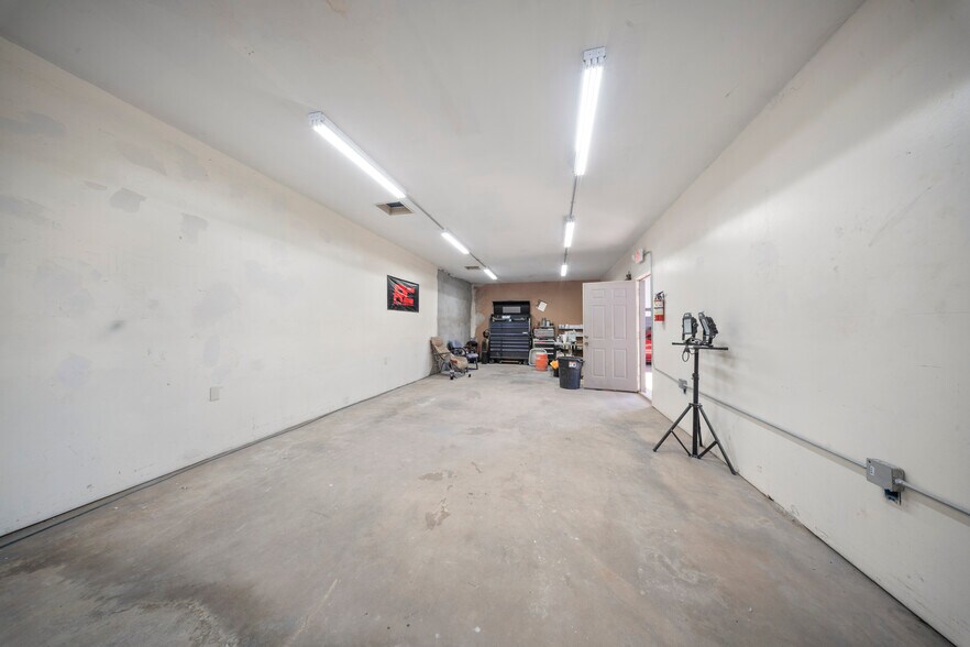 More Photos Of 8213-8215 E Main St, Mesa Auto Repair For Sale