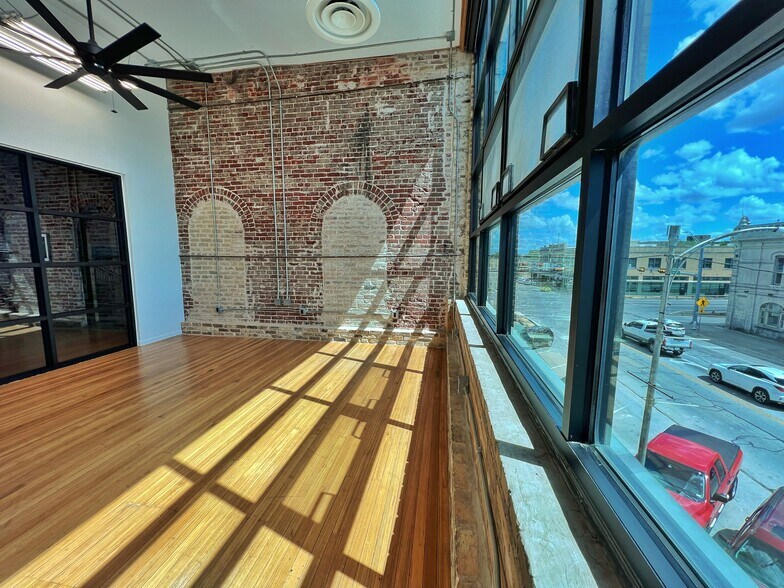 More Photos Of 201 N Main St, Taylor Storefront Retail Office For Sale