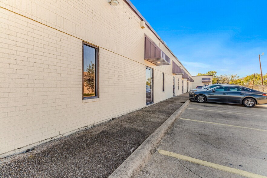 More Photos Of 8160 Moberly Ln, Dallas Light Manufacturing For Lease