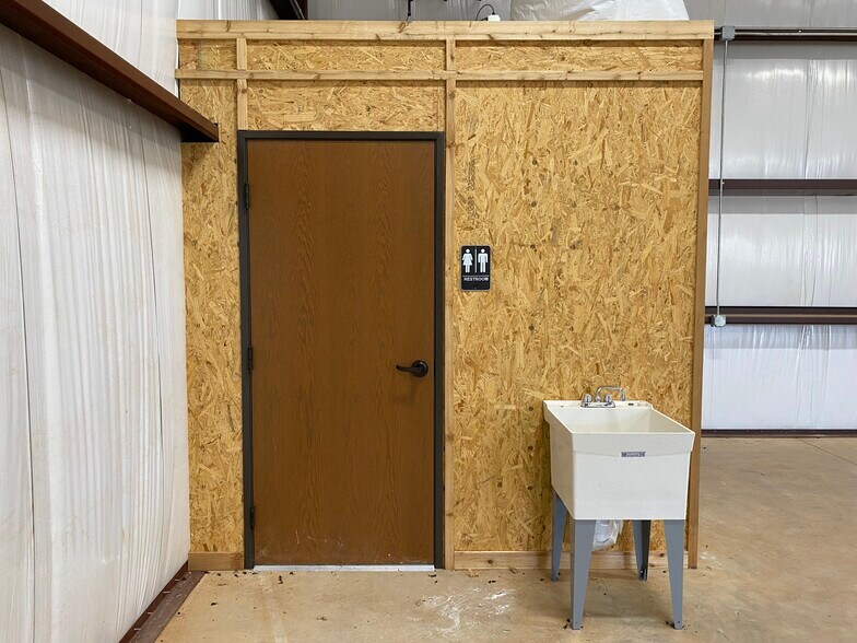 More Photos Of 8116 Silver Crossing, Oklahoma City Warehouse For Lease