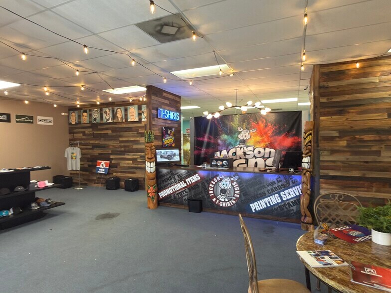 More Photos Of 1109 Tamiami Trl, Port Charlotte Showroom For Lease