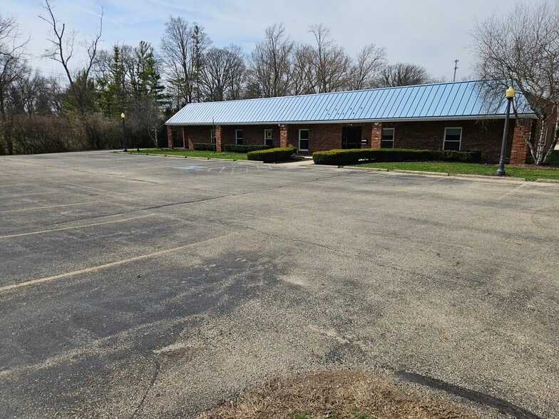 More Photos Of 1314 Barnhart Rd, Troy Office For Lease