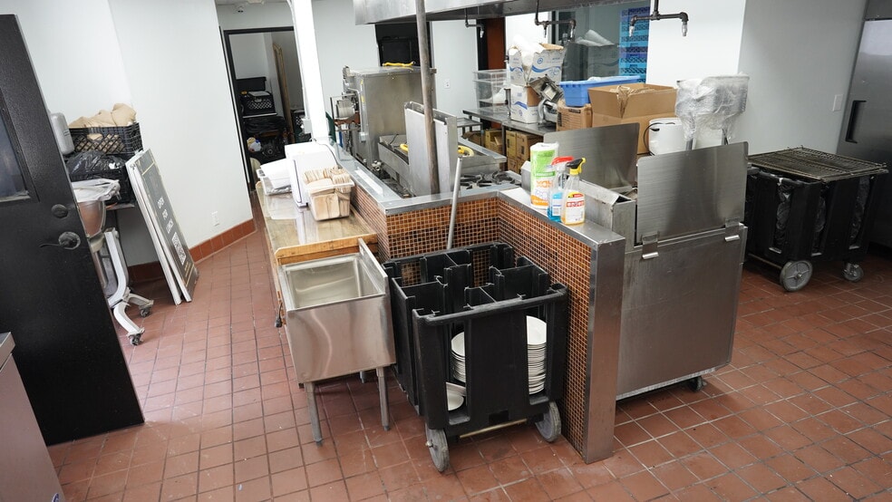 More Photos Of 16616 Ventura Blvd, Encino Restaurant For Lease