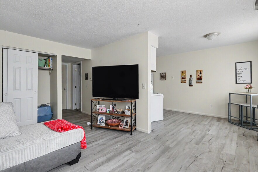 More Photos Of 604-702 W 63rd St, Davenport Apartments For Sale
