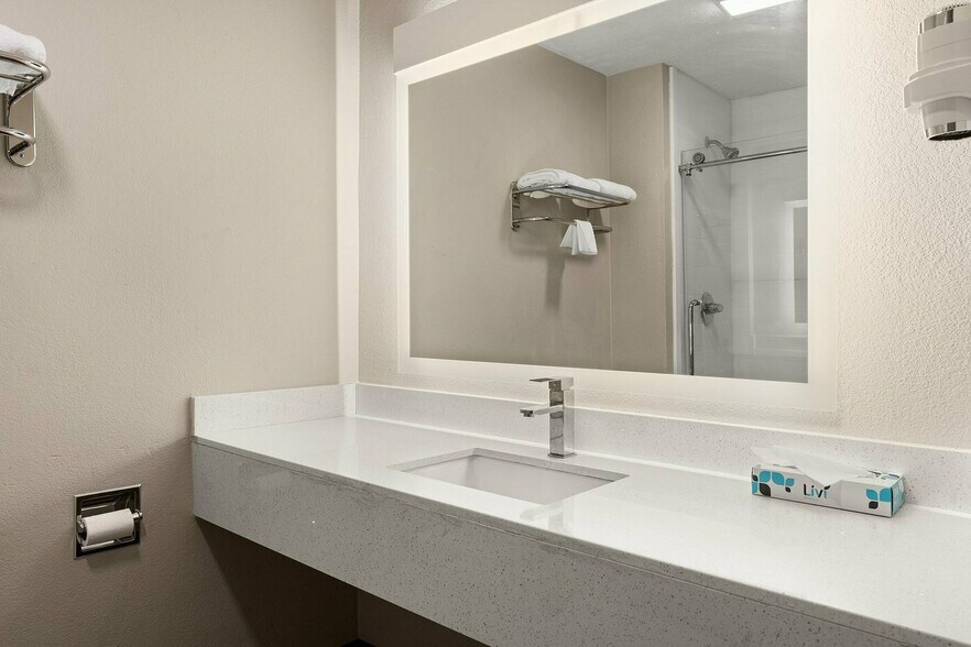 More Photos Of 1520 Candelaria Rd NE, Albuquerque Hotel For Sale