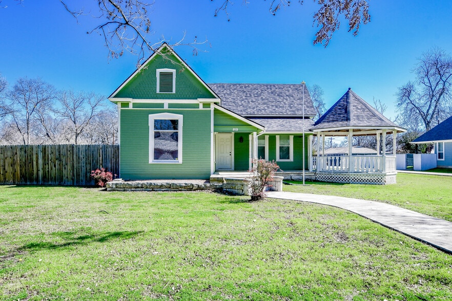 More Photos Of 512 N Travis St, Granbury Hospitality For Sale