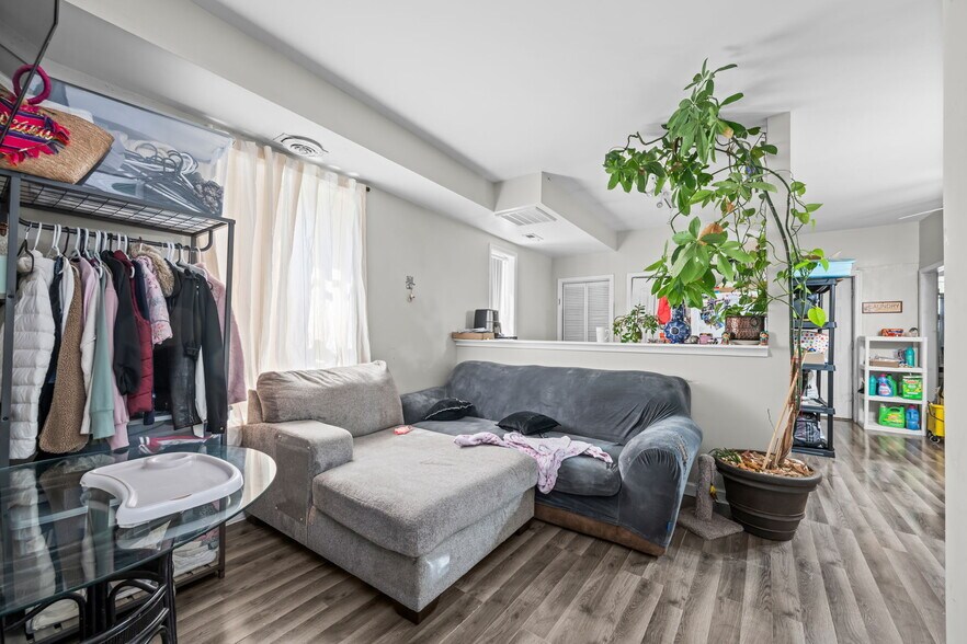 More Photos Of 2822 N Milwaukee Ave, Chicago Storefront Retail Residential For Sale