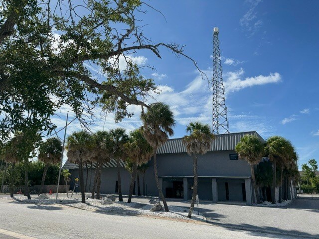 More Photos Of 365 105th Ter NE, Saint Petersburg Specialty For Lease