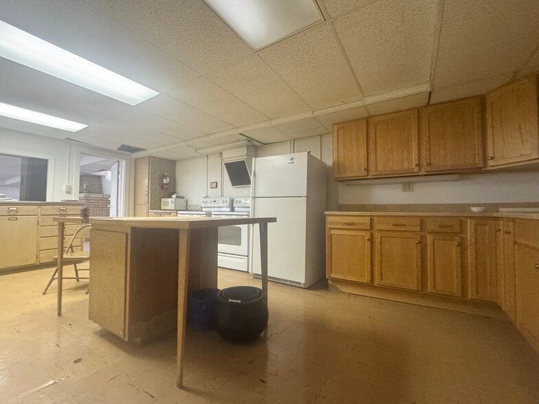 More Photos Of 856 S Green St, Wichita Specialty For Sale