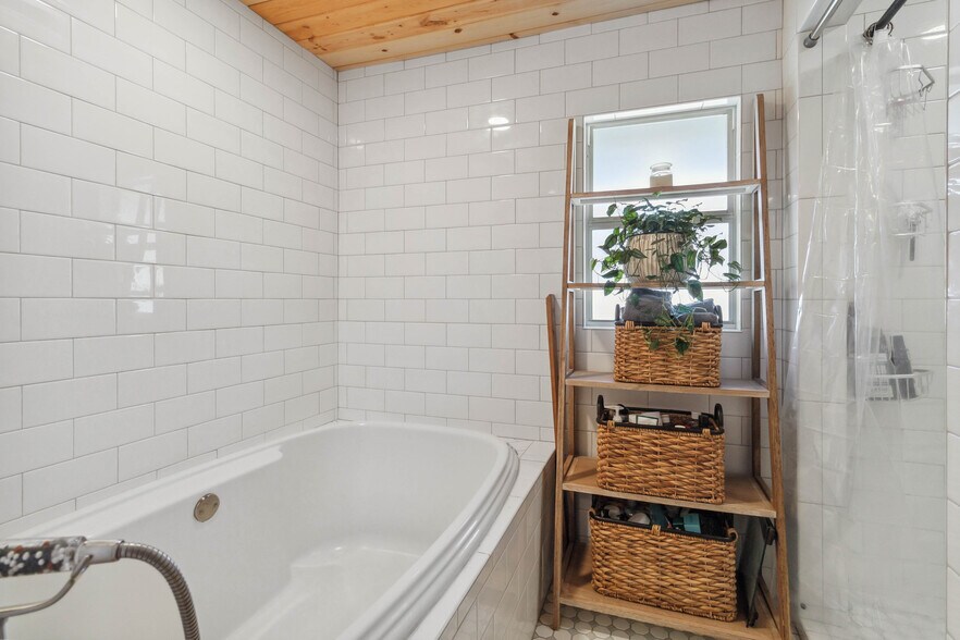 More Photos Of 165 Mari B Dr E, Center Point Flex For Sale