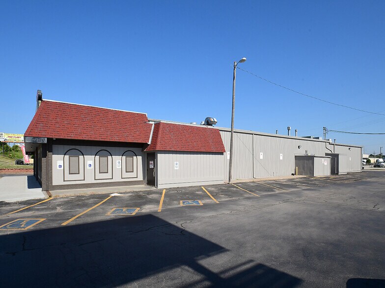 More Photos Of 7880-7890 L St, Omaha Auto Dealership For Sale