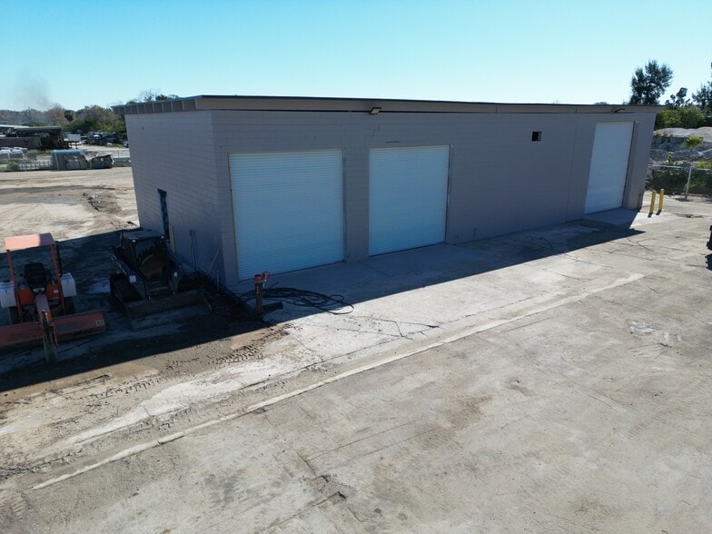More Photos Of 321 Hennis Rd, Winter Garden Manufacturing For Lease