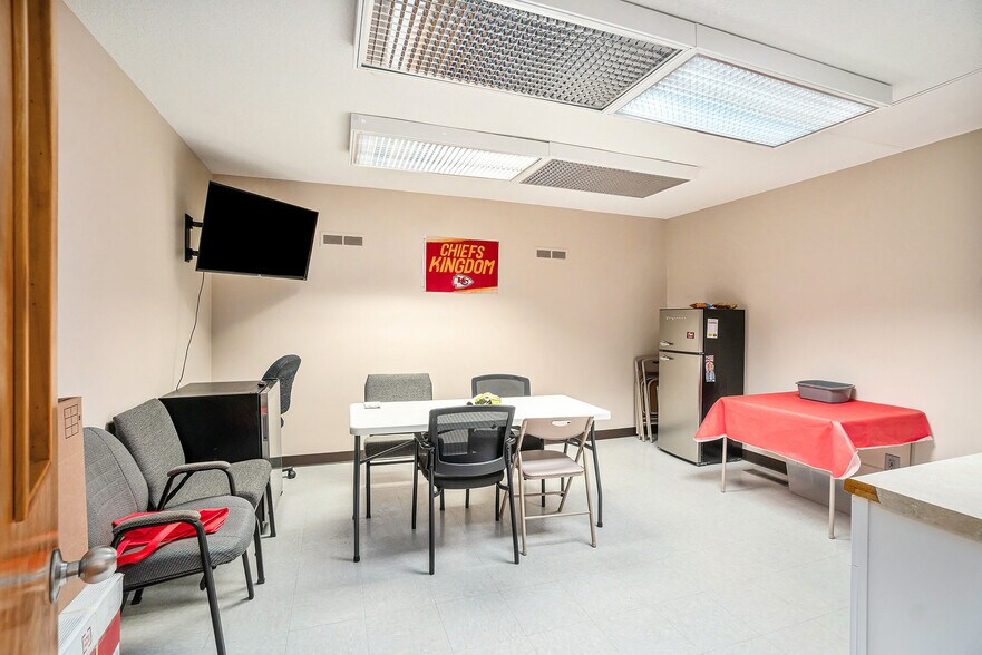 More Photos Of 2 Holly Ln, Paola Medical For Sale