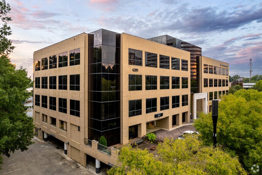 More Photos Of 6201 Fairview Rd, Charlotte Coworking Space