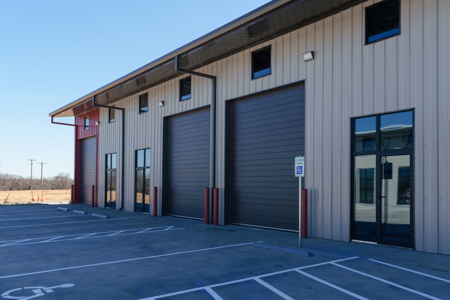 More Photos Of 108 E Pointe Dr, Weatherford Showroom For Lease