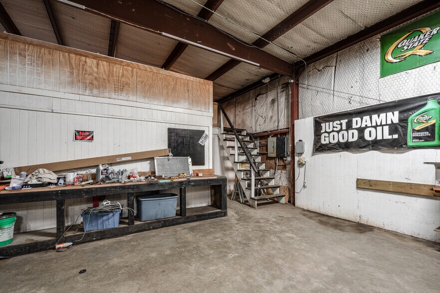 More Photos Of 910 E Church St, Livingston Service For Sale