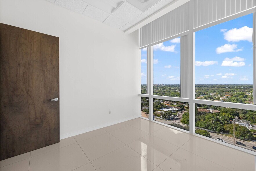 More Photos Of 20200 W dixie Hwy, Aventura Medical For Sale