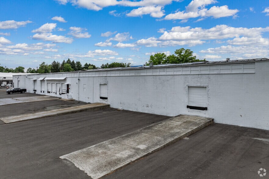 More Photos Of 126-130 Ford Ave, Milltown Industrial For Lease