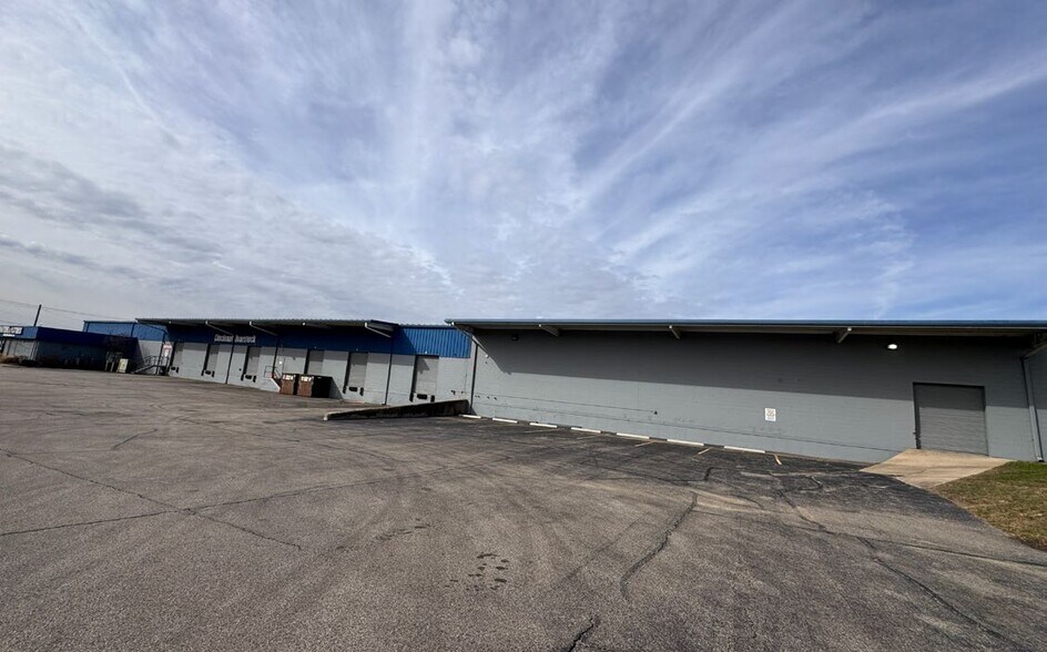 More Photos Of 4 W Crescentville Rd, Cincinnati Auto Repair For Sale