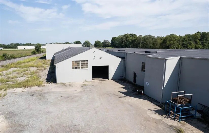 More Photos Of 1400 W Madison Ave, Connersville Warehouse For Lease