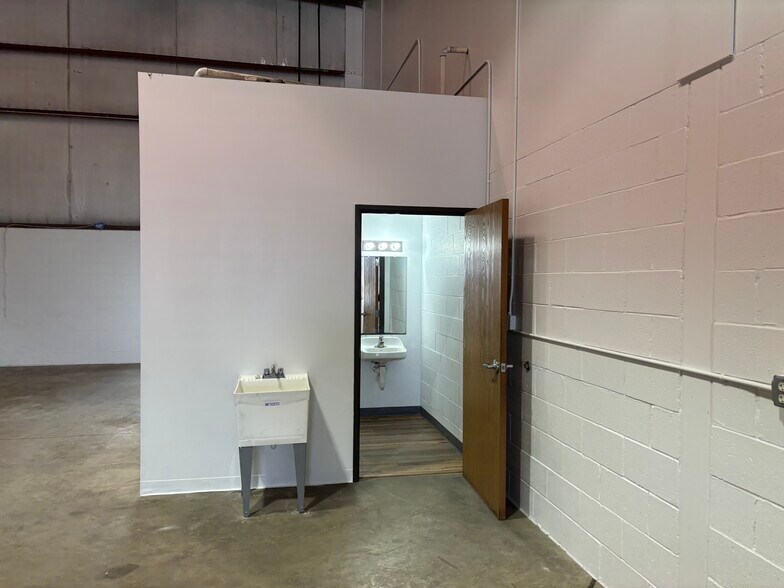 More Photos Of 12801 Silver Lake Rd, Brighton Manufacturing For Sale