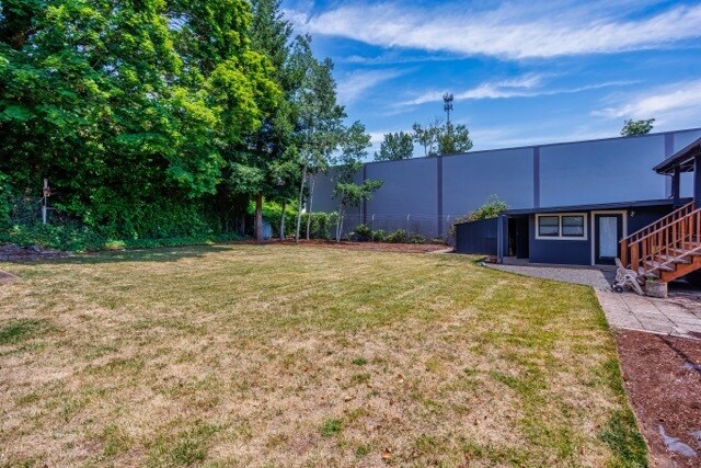 More Photos Of 2105 SE Ochoco St, Portland Office For Sale
