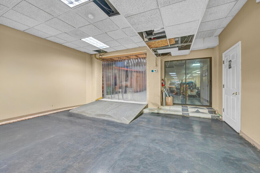 More Photos Of 2391 S Main St, Waterbury Showroom For Sale