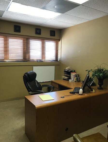 More Photos Of 800 Westport Rd, Kansas City Office Residential For Sale