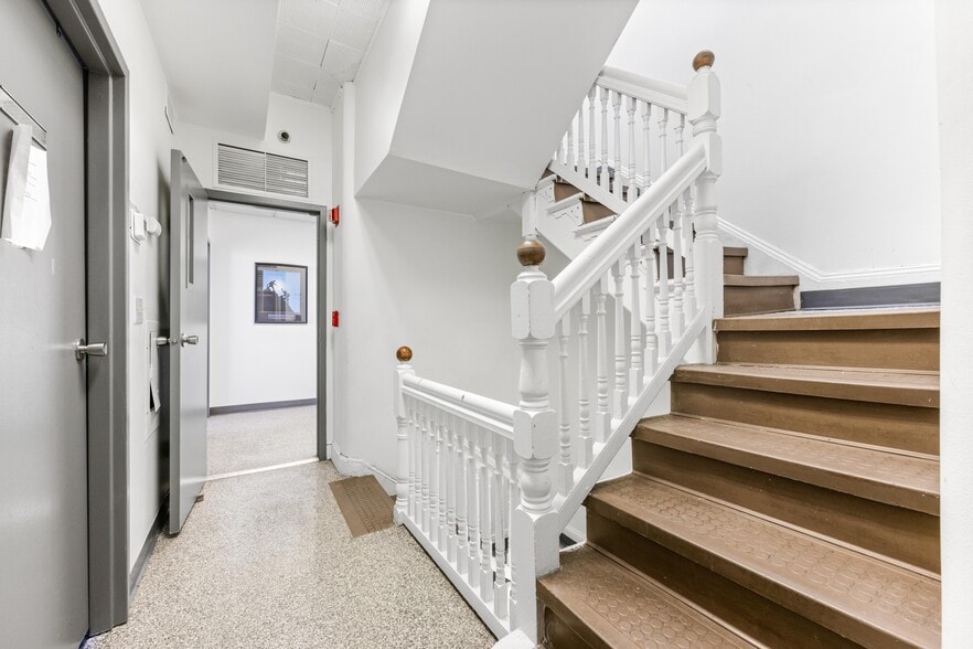 More Photos Of 21 W 25th St, Baltimore Office For Sale