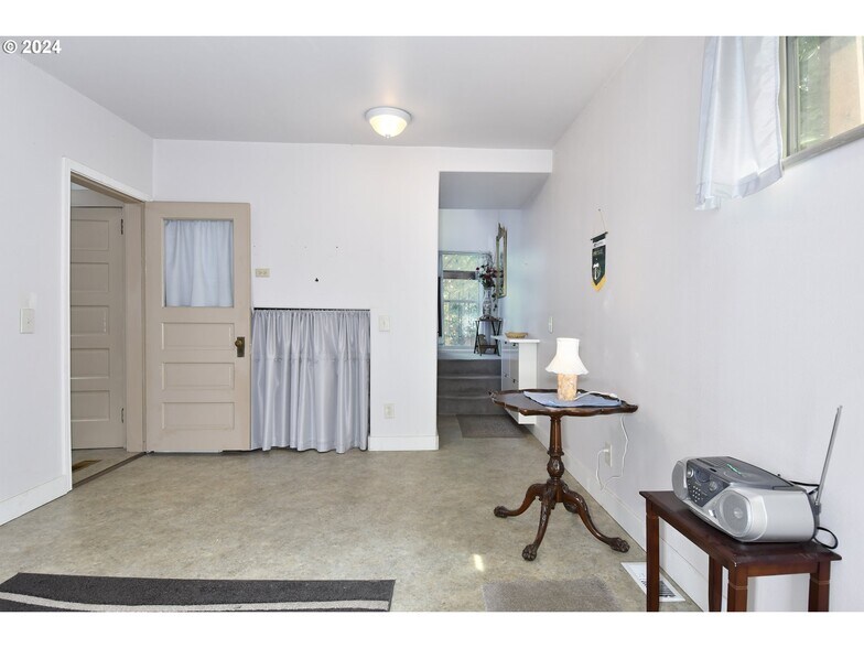 More Photos Of 4608 NE 102nd Ave, Portland Veterinarian Kennel For Sale