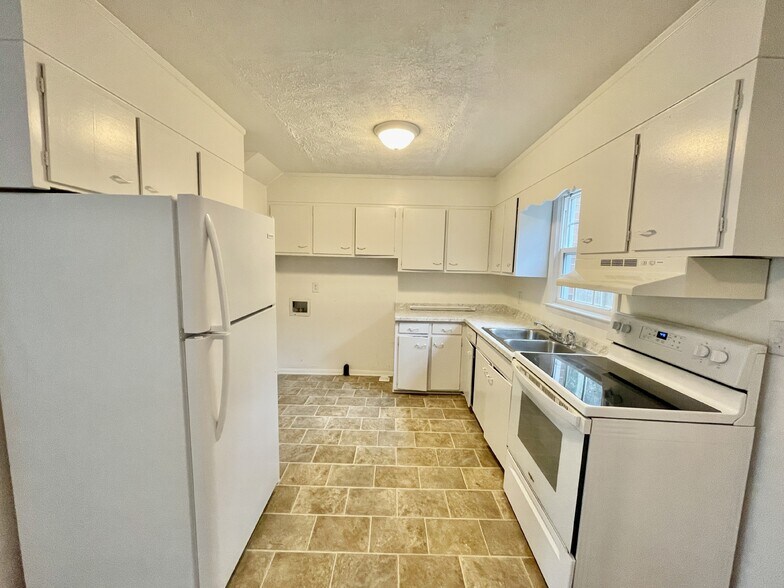 More Photos Of 812-830 Pilot Ave, Fayetteville Multifamily For Sale
