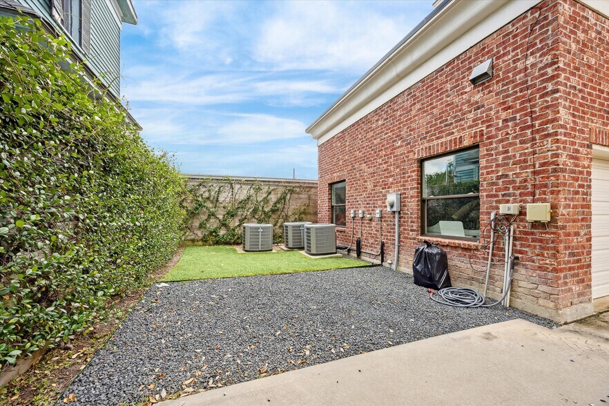 More Photos Of 128 W 17th St, Houston Loft Creative Space For Sale