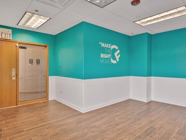 More Photos Of 1990 E Algonquin Rd, Schaumburg Medical For Lease