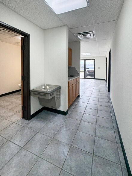 More Photos Of 2005 N Willow Ave, Broken Arrow Service For Lease