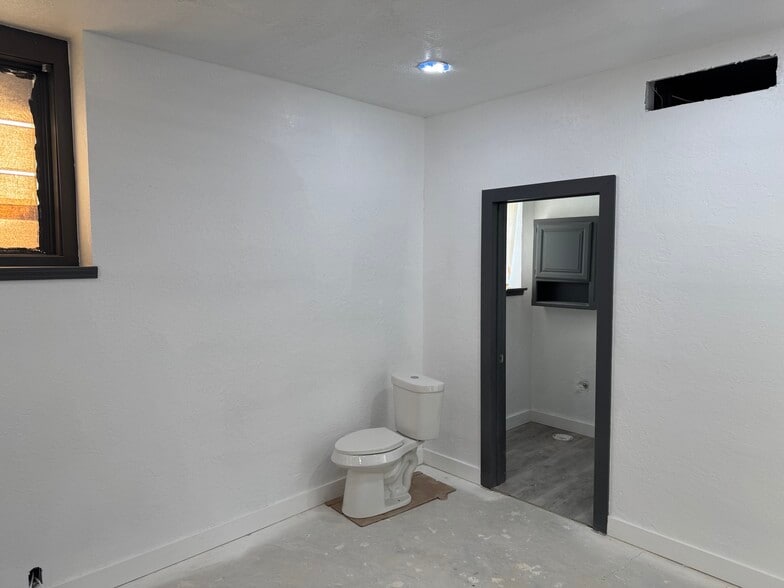 More Photos Of 1002 W Gore Blvd, Lawton Office For Sale