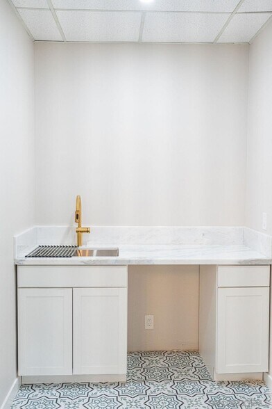 More Photos Of 1015 Chestnut Ave, Carlsbad Office For Sale