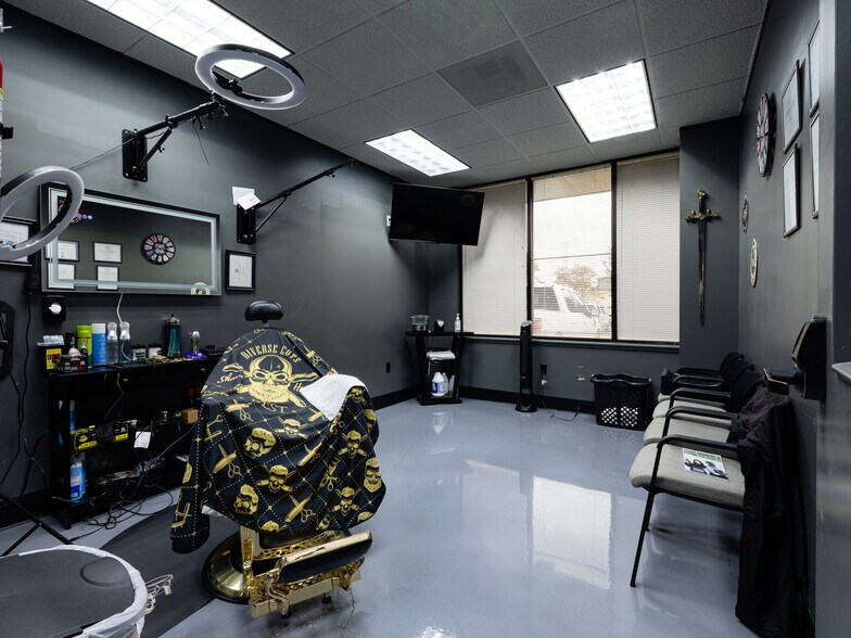 More Photos Of 321 S Persimmon St, Tomball Manufacturing For Lease