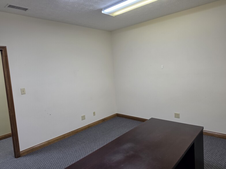 More Photos Of 386 Meridian Parke Ln, Greenwood Medical For Lease