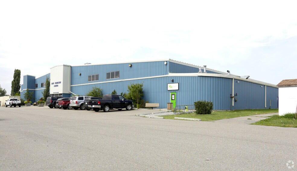 More Photos Of 200 East Lake Cres NE, Airdrie Swimming Pool For Lease