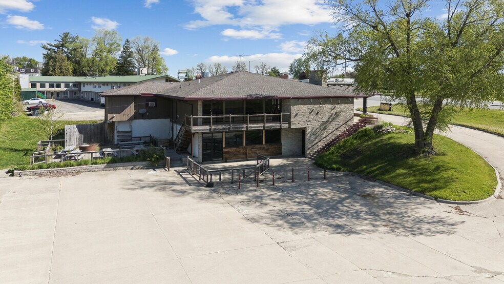 More Photos Of 2013 S Center St, Marshalltown Restaurant For Sale