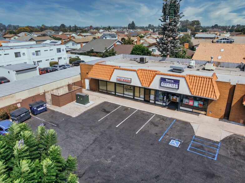 More Photos Of 20942-20948 Bloomfield Ave, Lakewood Unknown For Lease