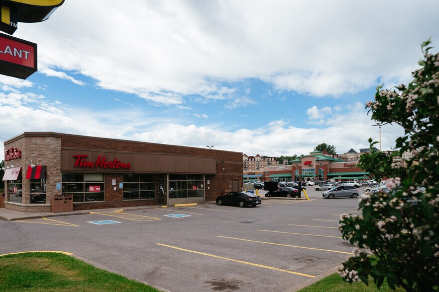 More Photos Of 210 Rue Saint-Charles, Sainte-therese General Retail For Lease