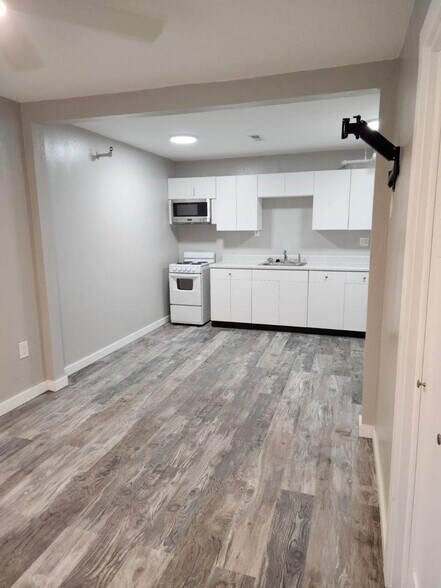 More Photos Of 600 E Mary St, Yates Center Apartments For Sale