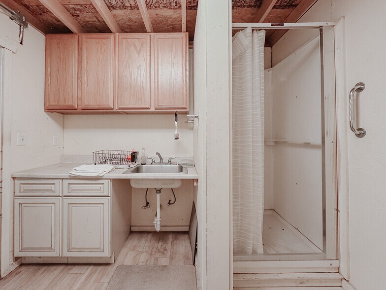 More Photos Of 932 Phife Rd, Corsicana Warehouse For Sale