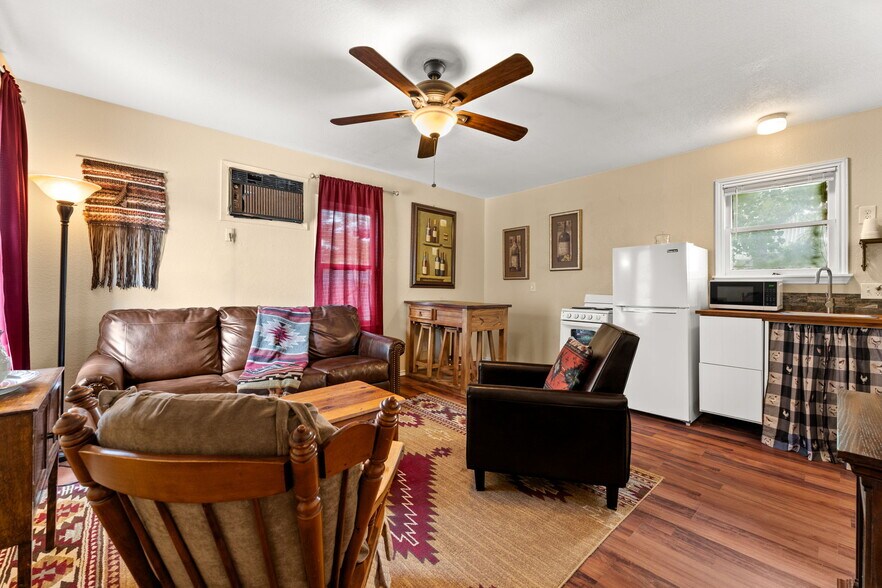 More Photos Of 702 W Wallace St, San Saba Hotel For Sale