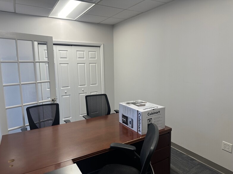 More Photos Of 246 Federal Rd, Brookfield Veterinarian Kennel For Sale