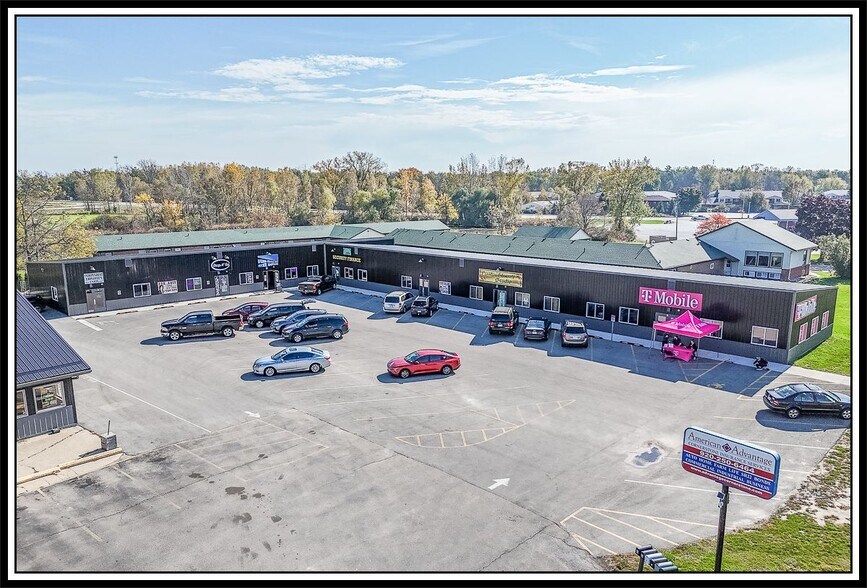 More Photos Of 1186 N Shawano St, New London General Retail For Lease