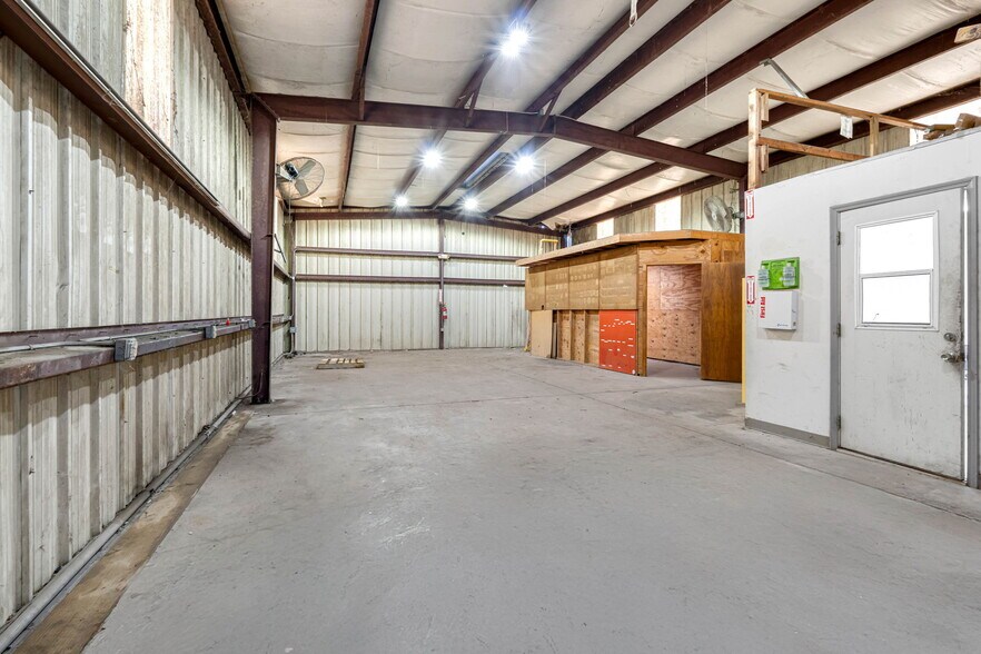 More Photos Of 5910 Hartford St, Tampa Warehouse For Lease